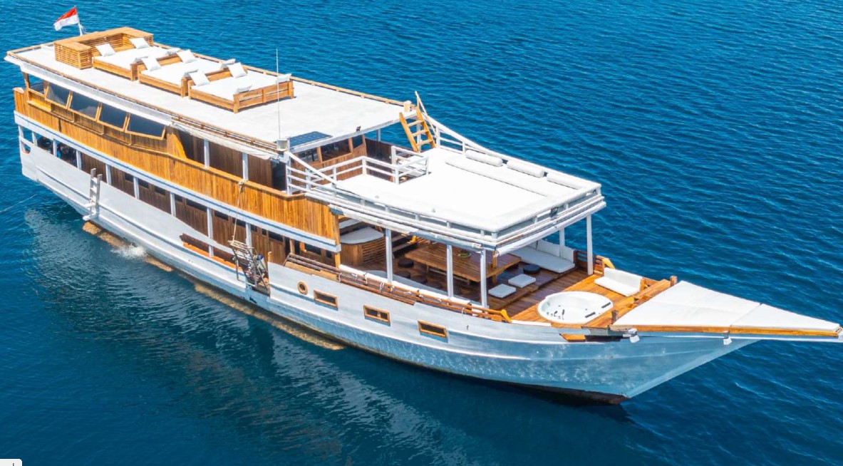 Komodo Liveaboard Prices 2027: How Much Is 3Islandliveaboard?