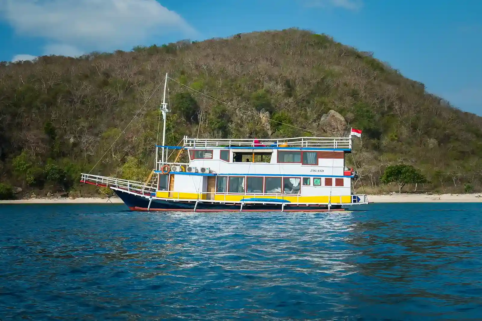 3 Island Liveaboard exterior at anchor