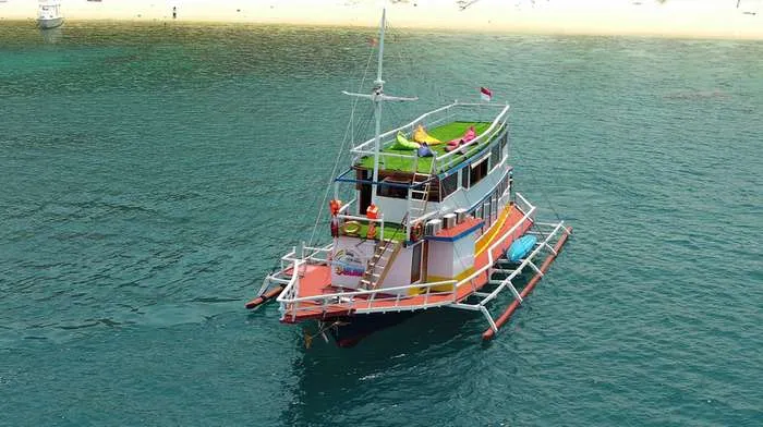 3 Island Liveaboard exterior