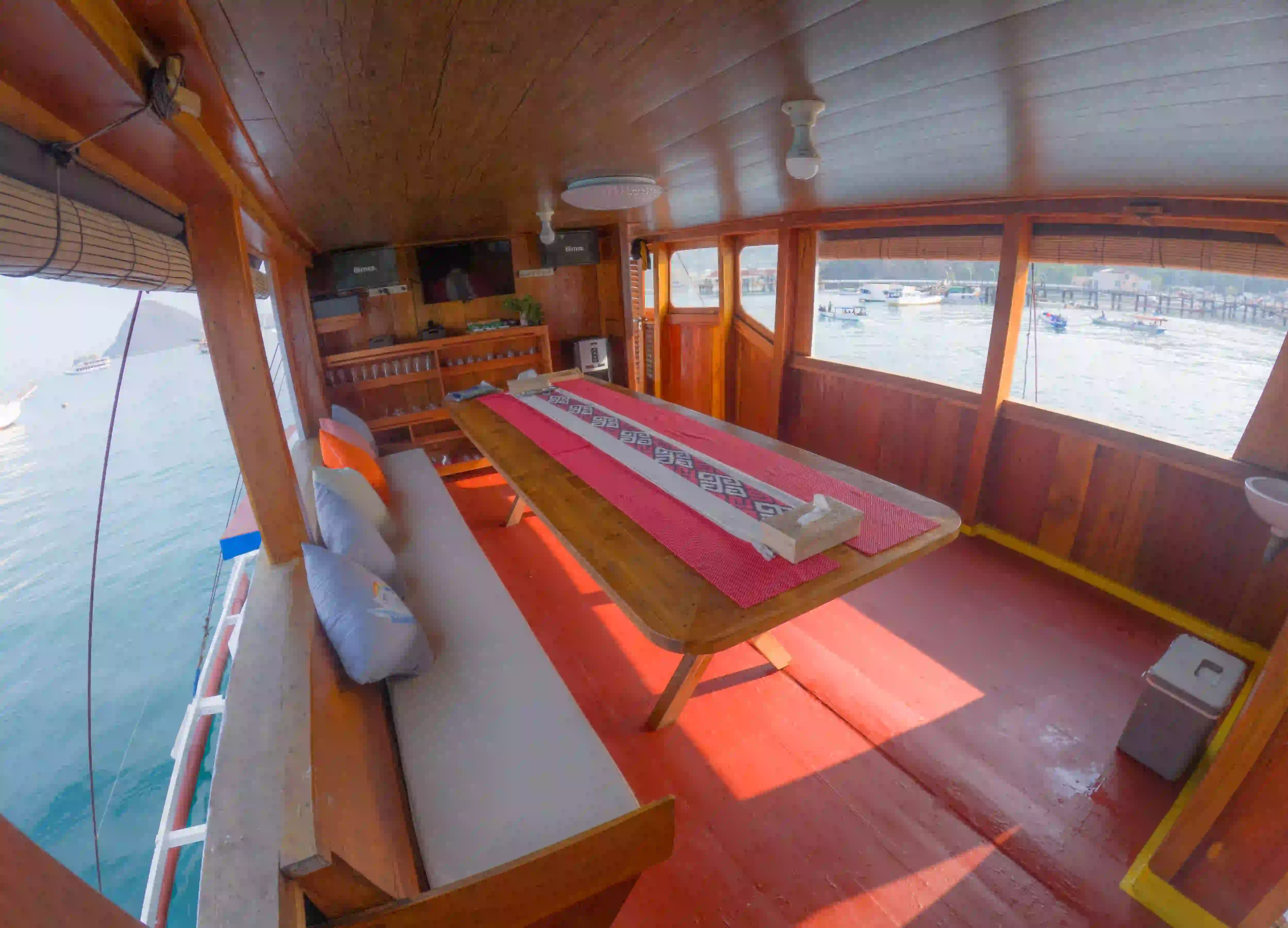 Dining Area 3 Island Liveaboard
