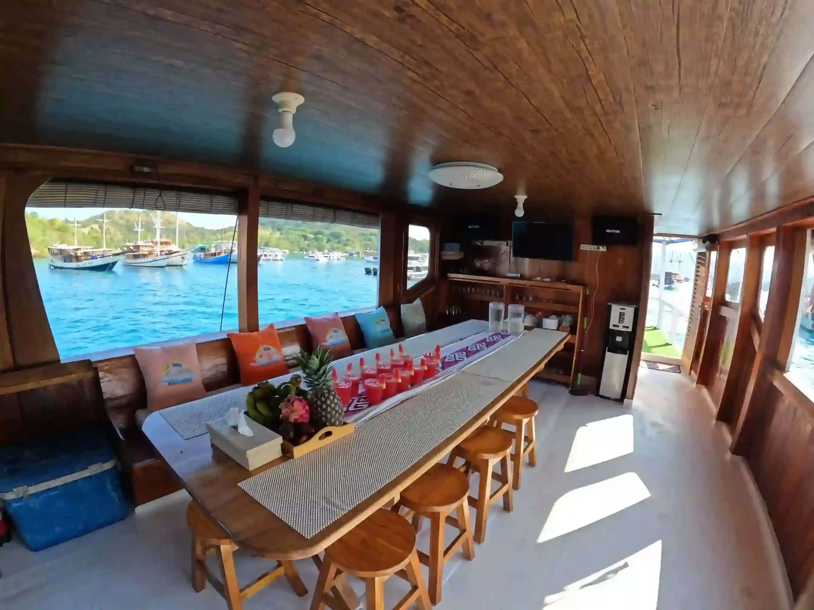 Dining Area 3 Island Liveaboard